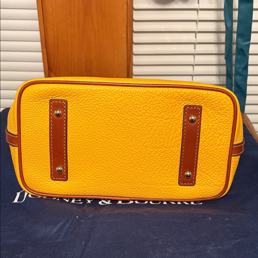 Dooney & Bourke Dandelion Handle Tote with wallet - Picture 3 of 9